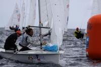 Manchón (RS:X F), Romero (Laser Radial) y los Alonso (49er), en el podio de la Semana Olímpica Francesa