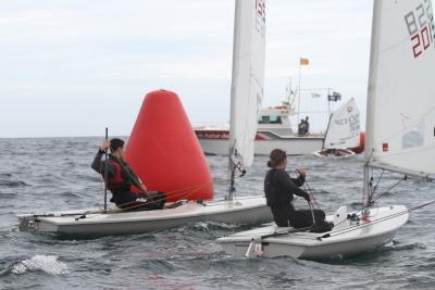 Marta Simal en Optimist, Gonzalo Jaudenes en ILCA 4 y Sara González y Martín Rodríguez en RS Feva, nuevos campeones de Asturias.