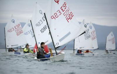 Más de un centenar de Optimist se hacen a la mar en el Trofeo Caixa Galicia de Vilagarcía