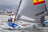 Primera jornada para los Finn, 49er y 49er FX, tras la que el español Joan Cardona se sitúa en puestos de medalla de la clase Finn, tercero de la provisional