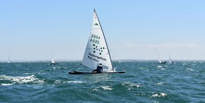 Rafael Ruiz levanta la copa autonómica de Patín a Vela en Chipiona