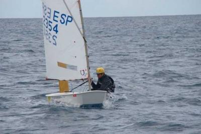 Samuel Beneyto lidera la Copa de Canarias de la clase Optimist