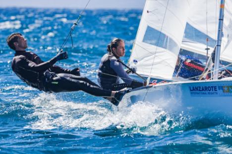 Silvia Mas y Alex Marsans, primeros líderes de 470 en Lanzarote