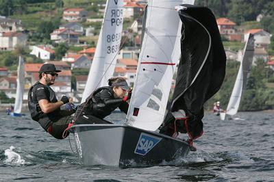 Toné Pérez y Laura Llópiz dominan el Trofeo Repsol de Vaurien que se celebra en Marina Combarro