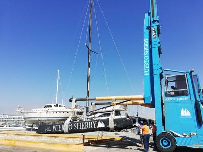 Un catamarán de Puerto Sherry intentará batir el récord de ascenso a vela del Guadalquivir