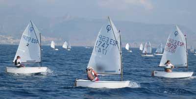 Un centenar de jóvenes se dan cita en el Open clase optimist del Club Náutico de Altea