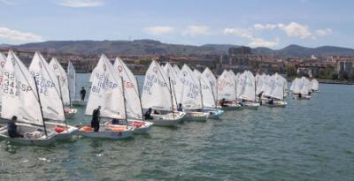 Una gran fiesta de la vela ligera en el Abra