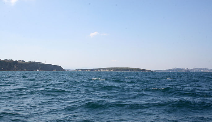 Isla de Santa Marina. Al fondo la bahía de Santander