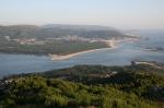 Foz del Miño. Puntas Barbeita /Es), Ruiva y Cabadelo (Pt). Insua. Playa de Moledo. Al fondo Cabo Montedor