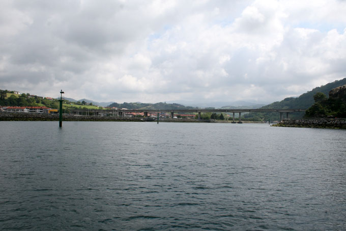 Balizamiento y bocana del puerto deportivo de Orio