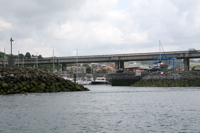 Bocana del puerto deportivo de Orio