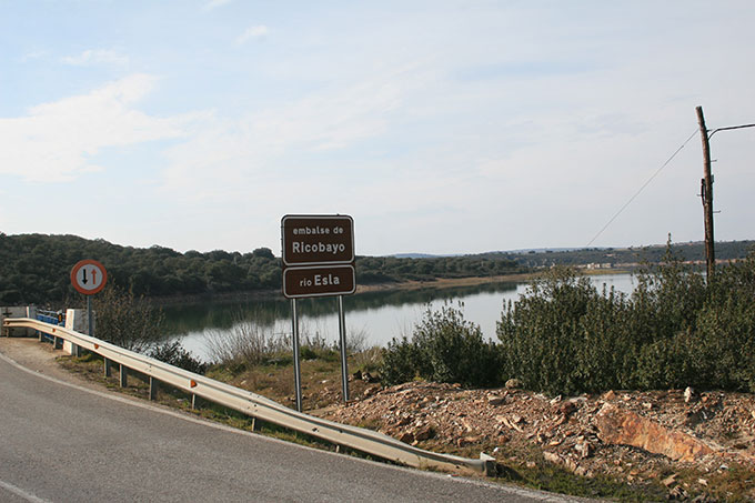 carretera N-121 que cruza el embalse