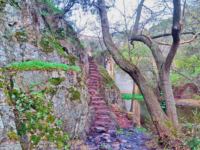 Escalera de bajada a la poza