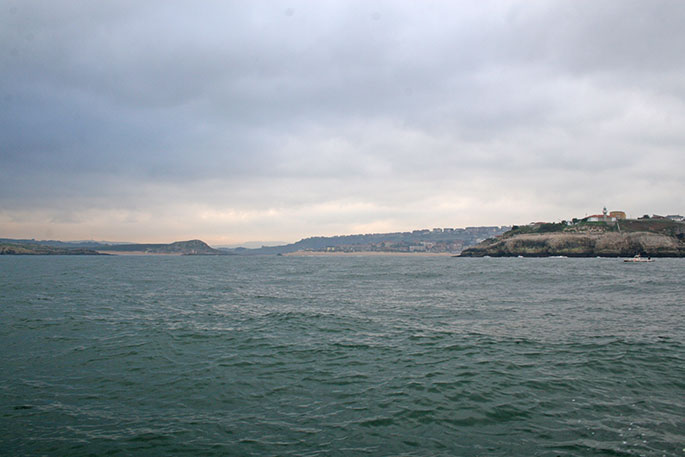 Faro de Suances y bocana de la ría