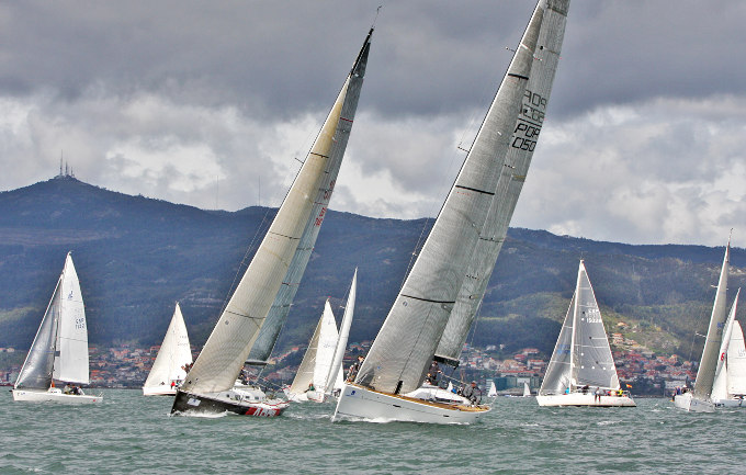 Aceites Abril y Fifty pelearon durante toda la regata - Foto © Rosana Calvo