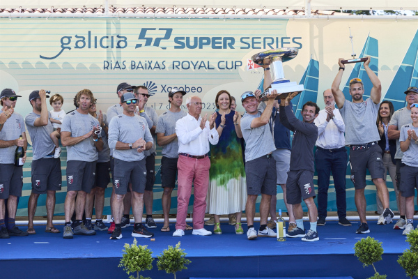 El American Magic levantando la Royal Cup - Foto Lalo R Villar