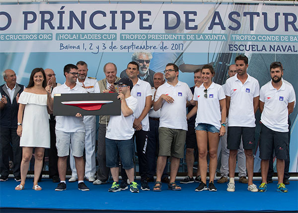 El-Rey-Juan-Carlos-entregó-la-mención-de-honor-al-barco-AXA-de-vela-adaptada-