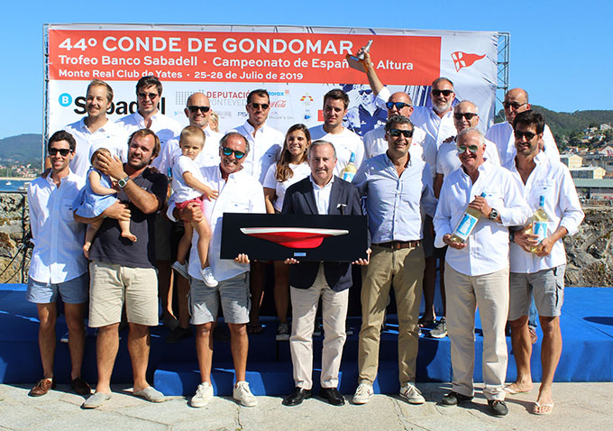 El-Yess-Too-de-Rui-Ramada-recogiendo-el-gran-premio-del-Trofeo-Conde-de-Gondomar-2019----Foto-©-Virxi-Barandela