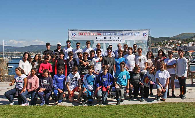 Foto-de-familia-del-Trofeo-Baitra---Copa-de-Galicia-de-la-clase-420---Foto-©-Rosana-Calvo