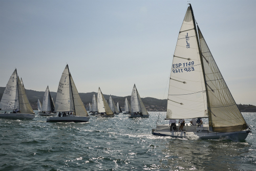 La flota de J80 compitiendo en Baiona © Lalo R Villar