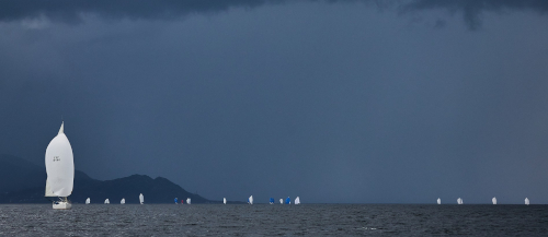 La flota del Trofeo Repsol bajo la tormenta - Foto Lalo R Villar