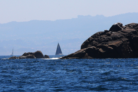 La flota en la bocana norte de la Ría de Vigo (medios)