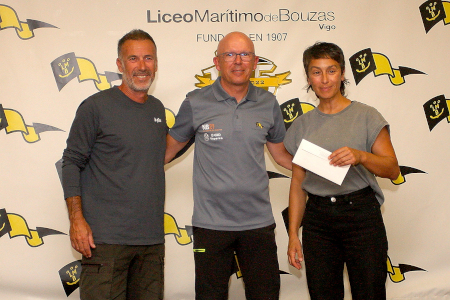 La tripulación de La Gitana con Juan Carlos Calvo de NB21 (medios)