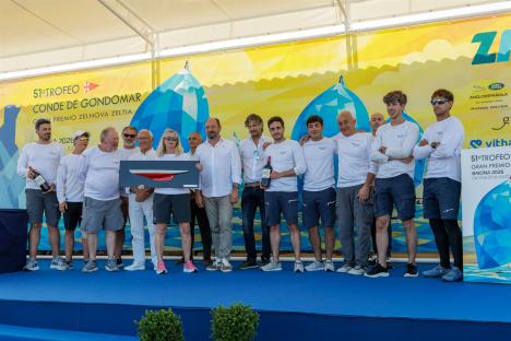La tripulación del Magical recogiendo su gran premio - Foto Lalo R Villar