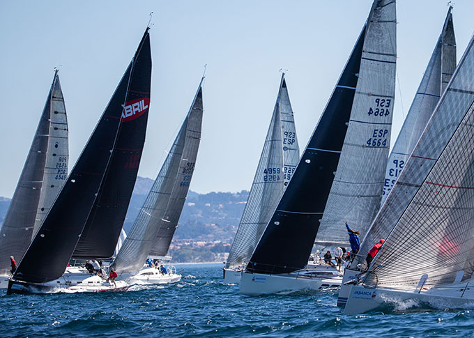 Los-grandes-barcos-en-la-segunda-jornada-del--34º-Trofeo-Príncipe-de-Asturias---Foto-Lalo-R-Villar-