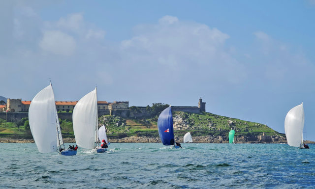 Parte de la flota de J80 frente al Parador de Baiona - Foto Carlos Rúa