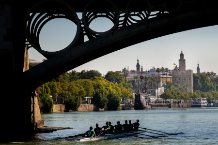 Paso por el Puente de Triana con la Torre del Oro de fondo