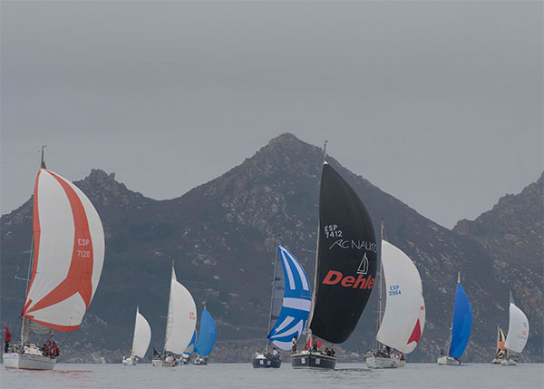 Pese-a-la-falta-de-viento-los-veleros-lucieron-en-las-Rías-Baixas-