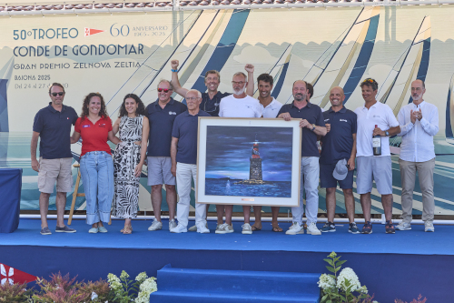 Yess Too recogiendo el gran premio del Conde - Foto Lalo R Villar-2