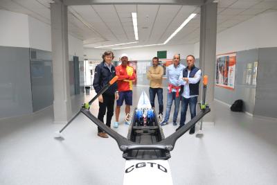 La Xunta entrega a la Federación gallega de remo una embarcación skiff para la preparación de los deportistas del CGTDd para los Angeles 2028 La Xunta entrega a la Federación gallega de remo una embarcación skiff para la preparación de los deportistas del CGTDd para los Angeles 2028