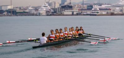 Pleno del Reial Club Marítim en la ‘Oxford-Cambridge’ barcelonesa