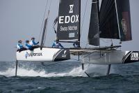 Sensacional día inaugural de la décima temporada de Extreme Sailing Series™ en Omán