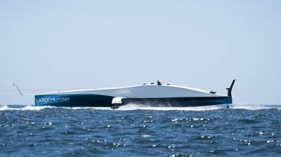 El AC75 de La Roche-Posay Racing Team estrena imagen y vuelve al agua en Lorient