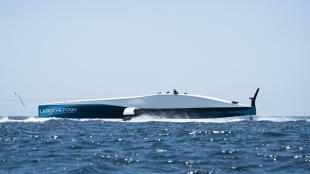 El AC75 de La Roche-Posay Racing Team estrena imagen y vuelve al agua en Lorient