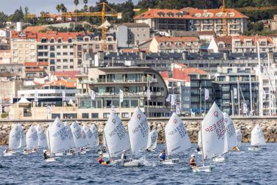 Alibabá II lidera un arranque igualado en la regata de Sanxenxo