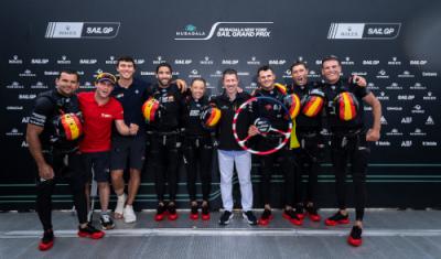 Diego Botín y el equipo Spain SailGP en lo más alto del Rolex SailGP Championship tras imponerse el domingo en Nueva York. Diego Botín y el equipo Spain SailGP en lo más alto del Rolex SailGP Championship tras imponerse el domingo en Nueva York.