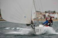 El 'Península' de Bassadone mantiene el control en el Circuito Alcaidesa Marina de J/80 pese al empuje de sus rivales