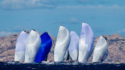 Sled brilló en una fulgurante jornada de duro mistral en Porto Cervo