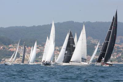 Aceites Abril da primero en la primera etapa Vigo-Portonovo de una Regata Rías Baixas a la que Eolo frenó en seco en Cabo Home
