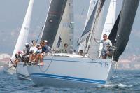 El Deep Blue 2.1 de Vicente Cid, primer líder de la Regata Rías Baixas en tiempo compensado; el Aceites Abril ganó en tiempo real