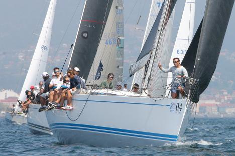 El Deep Blue 2.1 de Vicente Cid, primer líder de la Regata Rías Baixas en tiempo compensado; el Aceites Abril ganó en tiempo real