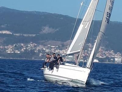 La flota, en clasificación apretada, disputa este sábado la penúltima jornada del Trofeo Repsol en aguas de Vigo con una Regata a la Inversa La flota, en clasificación apretada, disputa este sábado la penúltima jornada del Trofeo Repsol en aguas de Vigo con una Regata a la Inversa