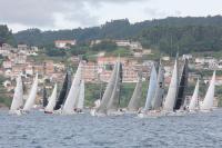 Salaño Dos consolida su liderato en el Rías Baixas tras una etapa marcada por la niebla y la ausencia de viento en la Costa da Vela