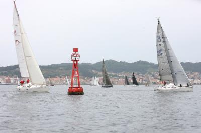 Una jornada inestable de viento deja a la flota sin poder circunnavegar las Islas Cíes