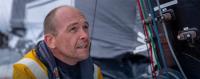D+22. Kevin Escoffier (PRB) activa la baliza de socorro. Jean Le Cam cambia el rumbo para ayudar