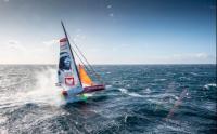 D+25 Sam Davies colisiona con un OFNI, problemas en su orza